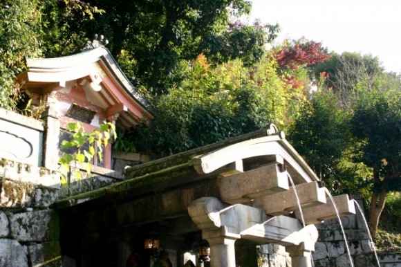 otowa falls in kiyomizu temple